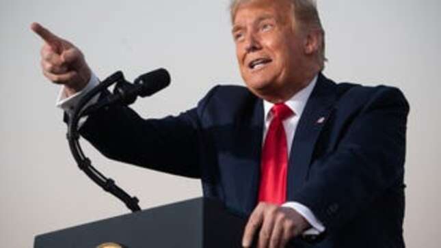 Image for article titled Trump Says He'll Give Beautiful Women in Rally Crowd a "Big Fat Kiss"