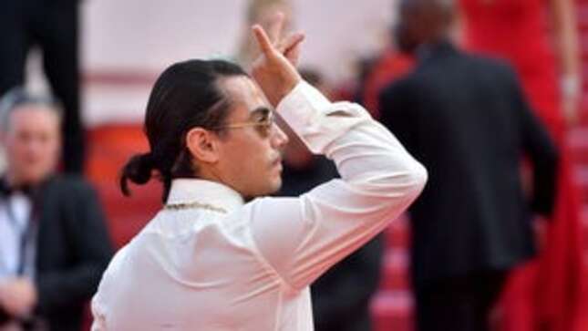 Image for article titled Salt Bae is Allegedly Using His Limp Wrist to Hide the Tip Jar