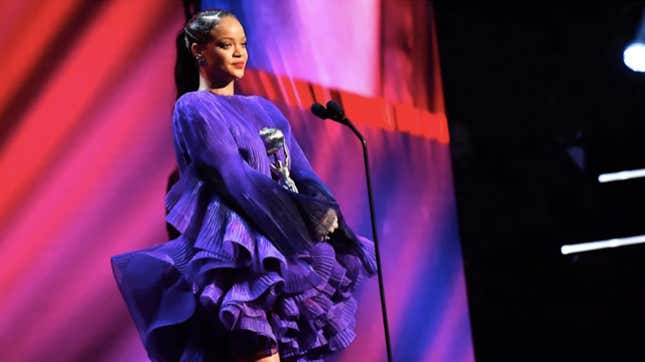 Image for article titled Did Rihanna Send Her Dad a Ventilator Or Not?