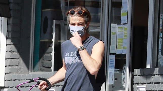 Image for article titled Chris Pine Is In a Three-Way Beauty Competition Against Springtime and His Dog