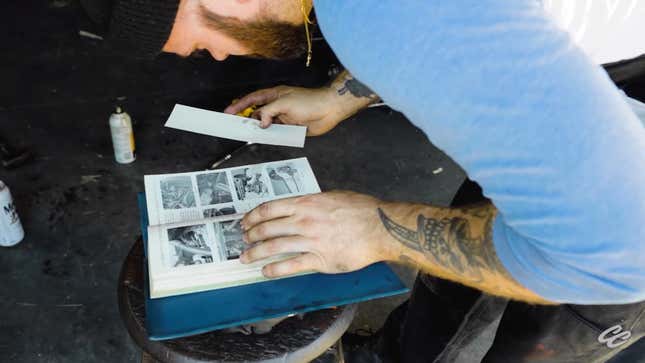 Image for article titled This Guy Is Fixing A 1972 Honda N600 By The Book, Which Is Kind Of Like A Car Forum But Printed On Paper