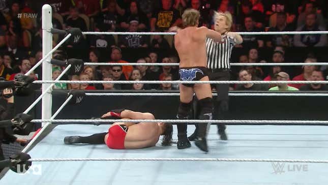 Here's What Happens When A Pro Wrestler Gets Injured And The Ref Doesn't Notice