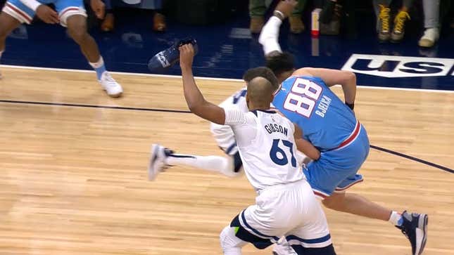 Taj Gibson's Loose Shoe Temporarily Becomes Important Defensive Weapon