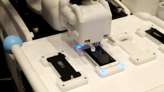 Japanese Robots Are The Best At Putting On iPhone Screen Protectors <em></em>