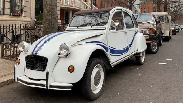 Image for article titled These Citroëns Sitting In Brooklyn No Doubt Have Stories To Tell