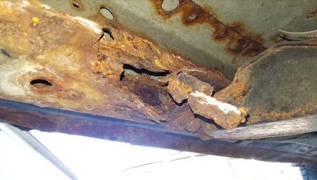 Image for article titled This Seemingly Beautiful Jeep Cherokee Is A Nightmare Example Of Why Mandatory Safety Inspections Make Sense