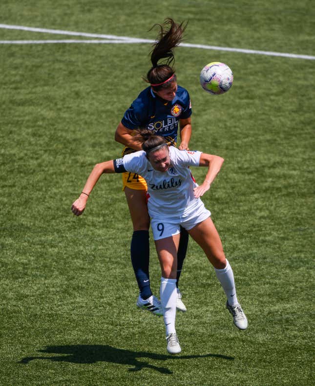 Image for article titled Soccer Players Put Their Heads Together