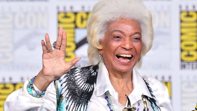 Nichelle Nichols accepts the Inkpot Award during 2018&#39;s San Diego Comic-Con.