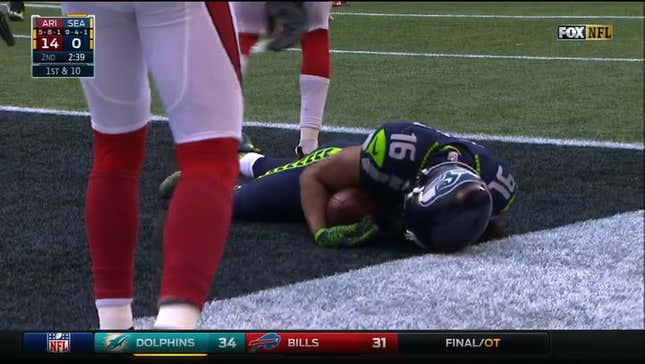 Tyler Lockett Holds Onto Catch Despite Suffering Horrific Leg Injury