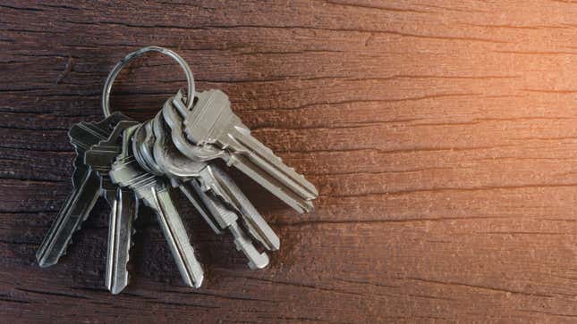 Image for article titled Don't Put Your Keys Between Your Fingers for Self Defense