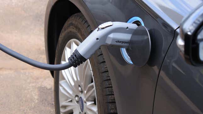 Imagen para el artículo titulado Nissan apostará por los híbridos porque la carga de los autos eléctricos es “complicada para las mujeres”