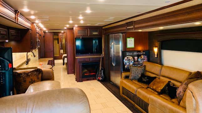 Image for article titled Bret Michaels's $170,000 Disinfected Tour RV Can Be My New Tiny Home