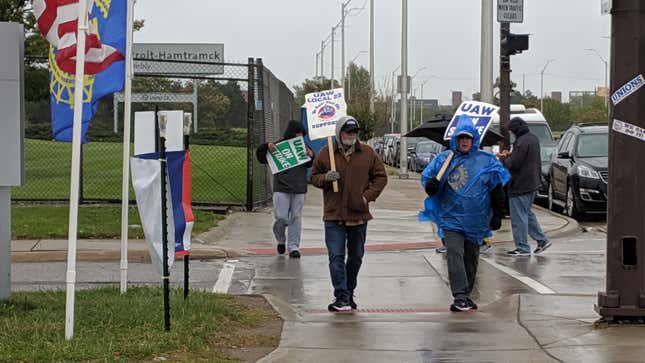 Image for article titled UAW GM Strikers Prepared To Walk The Line For As Long As It Takes To Get The Perfect Contract