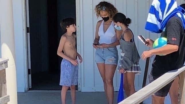 Jennifer Lopez's Dune Buggies Got Towed in the Hamptons