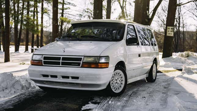 Image for article titled This Seemingly Beat Up Dodge Caravan Hides A Fun Secret