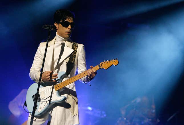 Image for article titled Small Minnesota Town Becomes Home of Life-Sized Prince Statue