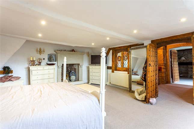Image for article titled Let's Move to This Tasteful Ancient Manor House