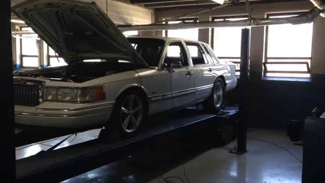 This Cheap-Looking Lincoln Town Car Has Way More Power Than A Charger Hellcat