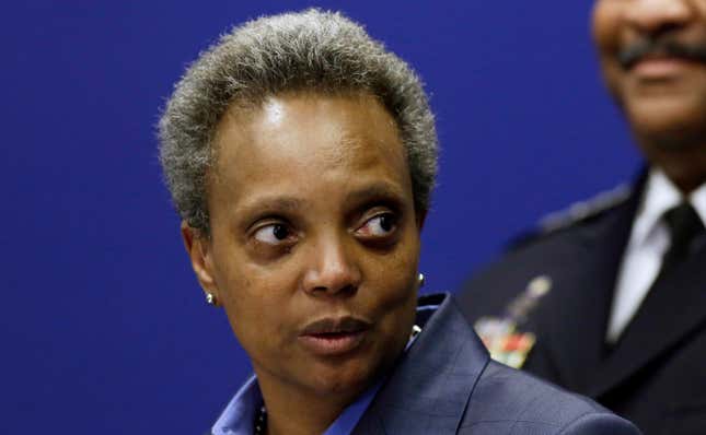 Image for article titled Does This Haircut Look Hypocritical? Chicago Mayor Lori Lightfoot Eschews Social Distancing for a Shape-Up