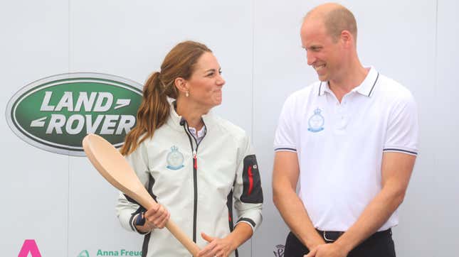 Image for article titled In the Midst of Harry and Meghan's Private Jet Drama, Will and Kate Flew Commercial