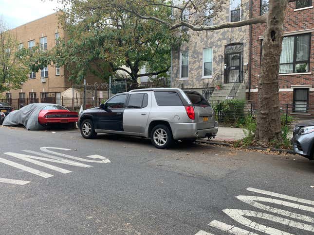 Image for article titled This GMC Envoy XUV Opens Up In Bed-Stuy