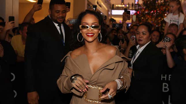 Rihanna arrives  at Sephora Dubai Mall on September 29, 2018 in Dubai, United Arab Emirates.