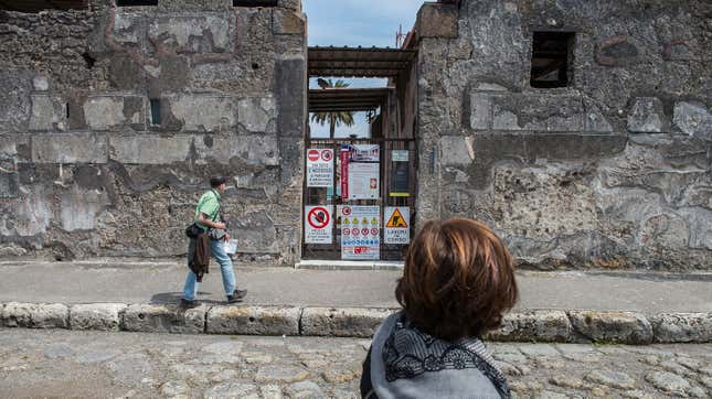 Image for article titled As If the Volcano Wasn&#39;t Bad Enough, Now Pompeii Faces the Tourists