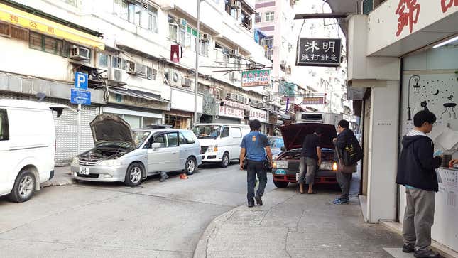 Image for article titled The Most Dedicated Mechanics In The World Wrench On The Streets Of Hong Kong