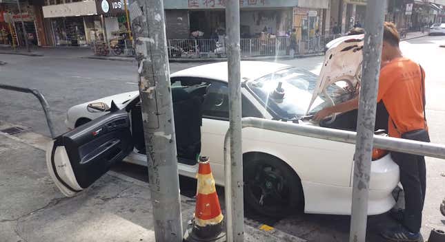 Image for article titled The Most Dedicated Mechanics In The World Wrench On The Streets Of Hong Kong