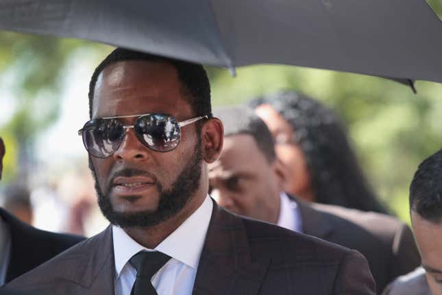 Image for article titled R. Kelly Ex-Staffers Hand Over 20 Sex Tapes to Feds