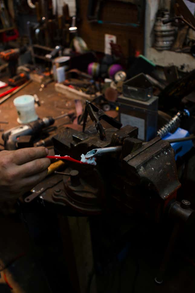 Image for article titled Here's How An Expert Framebuilder Will Repair My Horrible Old Schwinn's Snapped Frame