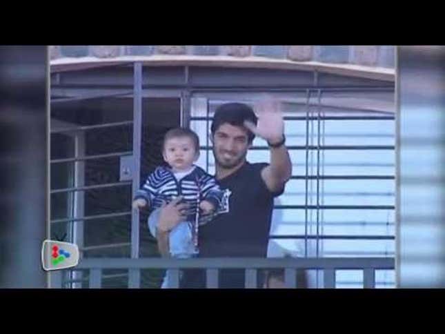 I Can't Stop Watching Luis Suárez Waving His Hand Like A Weirdo