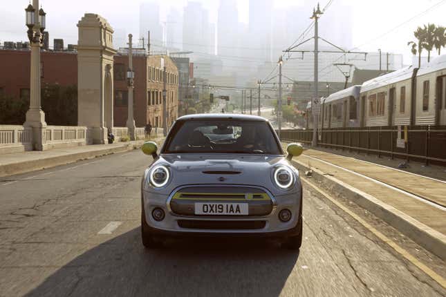 Image for article titled The 2020 Mini Cooper SE Goes Electric, but Is the Range Enough?