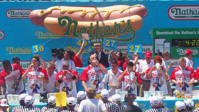 Joey“Jaws”Chestnut和Matt Stonie在2019年Natens名牌7月第四热狗比赛中比赛2019年7月4日纽约市康尼岛