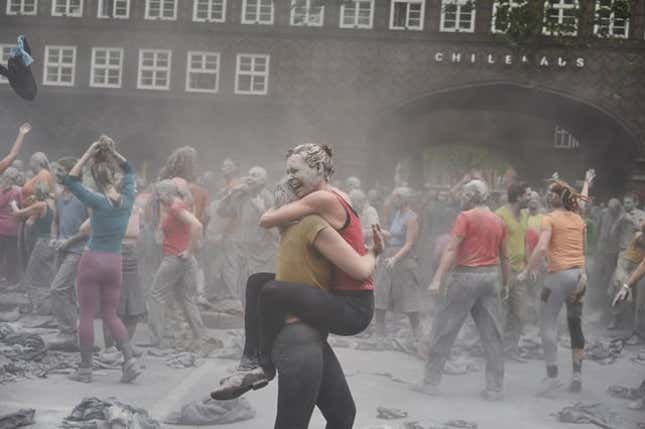 La genial (y terrorífica) manera que han elegido en Hamburgo para protestar contra Trump: con zombies