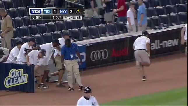 Yankees Ground Crew Struggles To Get Tarp On Field During Driving Rain