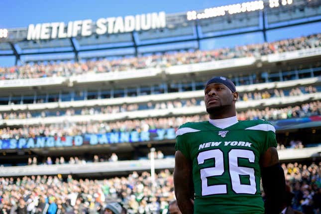 Le’Veon Bell #26 of the New York Jets stands for the national anthem prior to the game against the Pittsburgh Steelers at MetLife Stadium on December 22, 2019 in East Rutherford, New Jersey. 