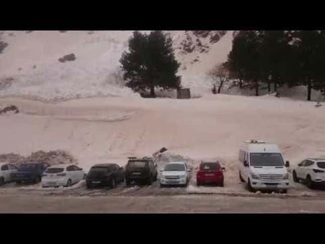 Russian Avalanche Descends, Crushes And Consumes Cars