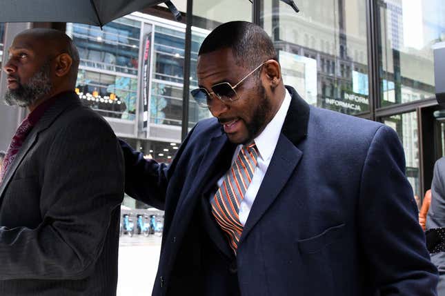 R. Kelly leaving the Chicago courthouse May 8, 2019