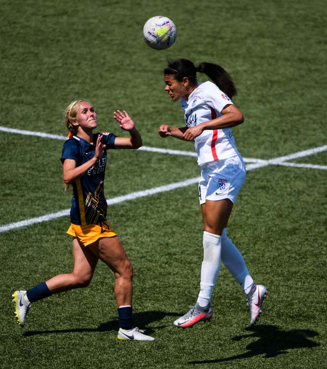 Image for article titled Soccer Players Put Their Heads Together