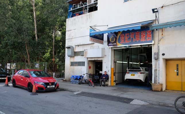 Image for article titled The Most Dedicated Mechanics In The World Wrench On The Streets Of Hong Kong