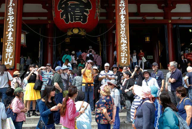 Imagen para el artículo titulado Cómo los turistas se han convertido en un dolor de cabeza en Japón