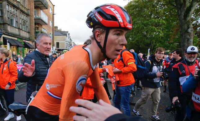 Image for article titled Heroic Cycling World Champion Wins After Fixing His Own Dislocated Shoulder, Only For Officials To DQ Him Over Bullshit Rule Violation