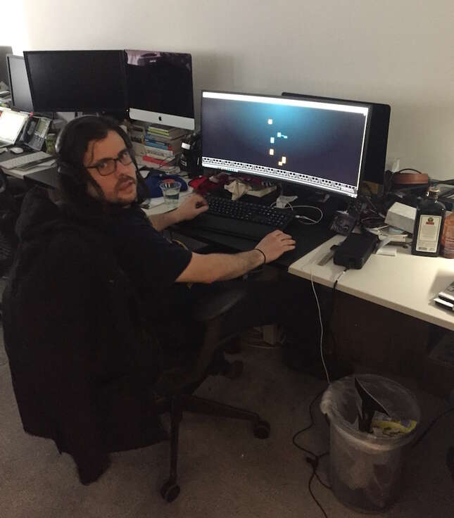 Gizmodo’s managing editor Mario Aguilar also found the piano computer very disconcerting (Image: Alex Dickinson) 