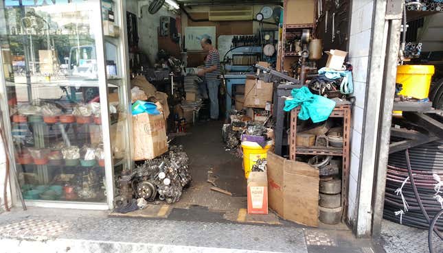 Image for article titled The Most Dedicated Mechanics In The World Wrench On The Streets Of Hong Kong