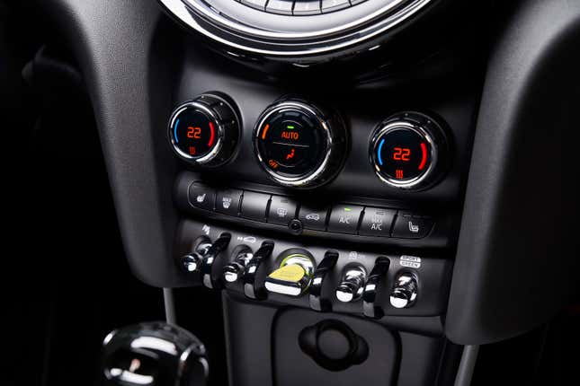 Image for article titled The 2020 Mini Cooper SE Goes Electric, but Is the Range Enough?