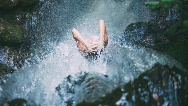 Image for article titled Don't Wear Contact Lenses While Showering or Swimming