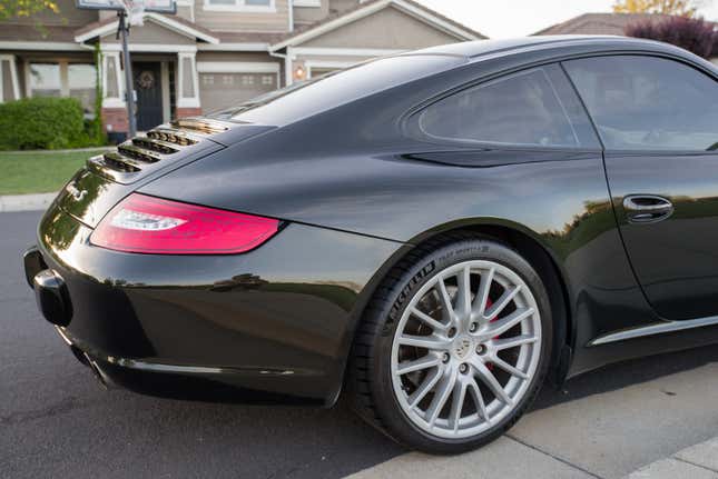 Image for article titled At $22,900, Could This 'Not A Garage Queen' 2005 Porsche 911 Make You Feel Like Royalty?