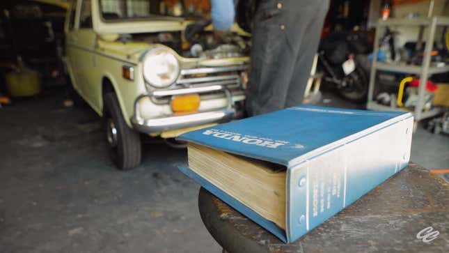 Image for article titled This Guy Is Fixing A 1972 Honda N600 By The Book, Which Is Kind Of Like A Car Forum But Printed On Paper