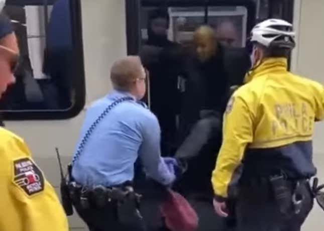 Image for article titled Black Man Forcibly Dragged Off Bus for Not Wearing Face Mask